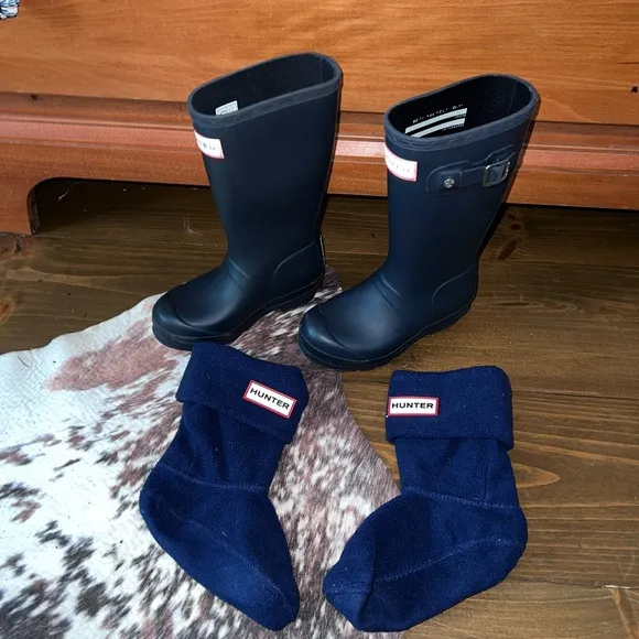 Kids Hunter Rain Boots, Black, Unisex, with Blue Sock inserts size S.
