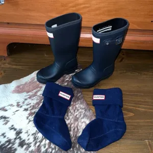 Kids Hunter Rain Boots, Black, Unisex, with Blue Sock inserts size S.