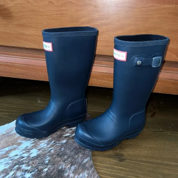Kids Hunter Rain Boots, Black, Unisex, with Blue Sock inserts size S.