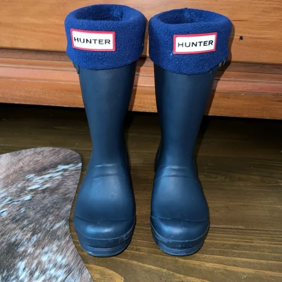 Kids Hunter Rain Boots, Black, Unisex, with Blue Sock inserts size S.