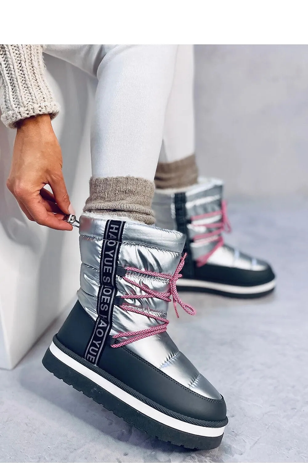 Snow boots