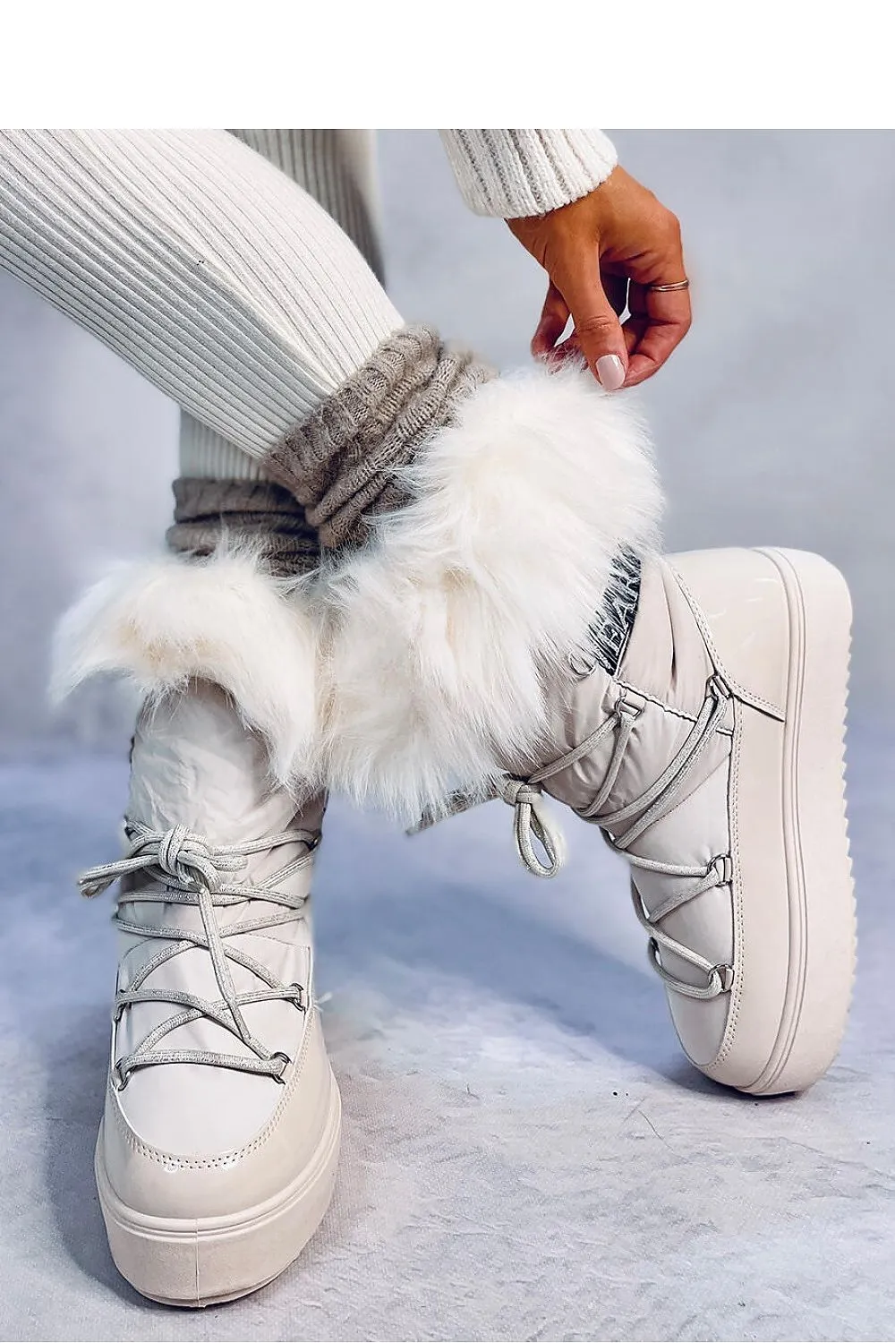 Snow boots