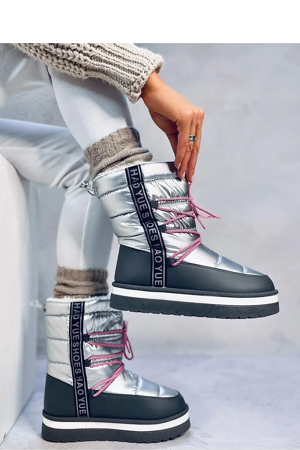 Snow boots