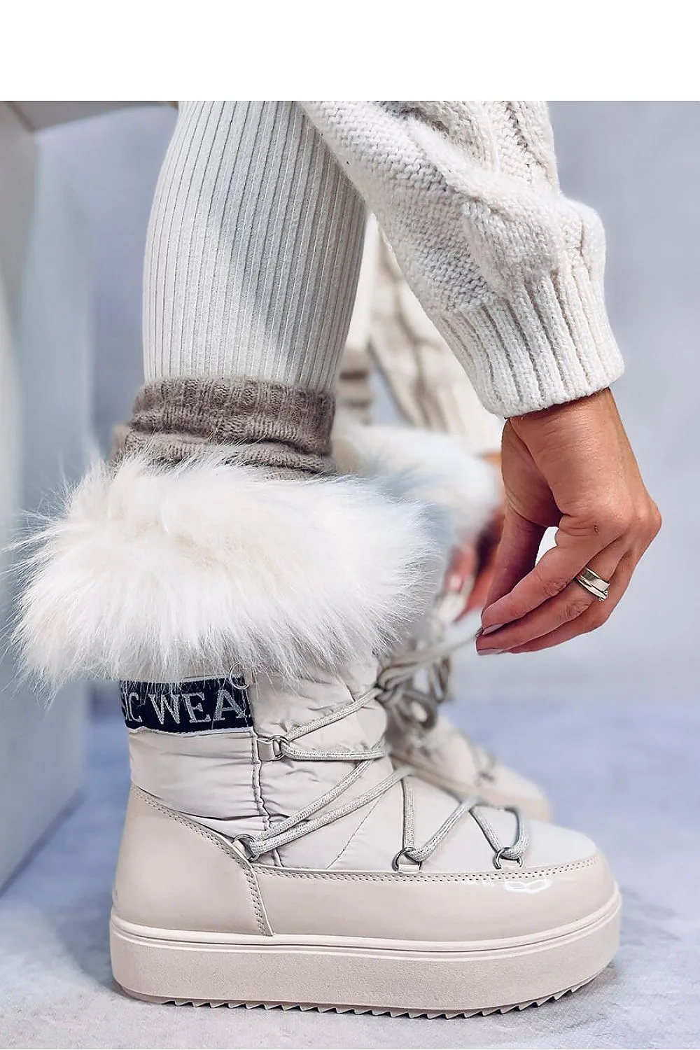 Snow boots