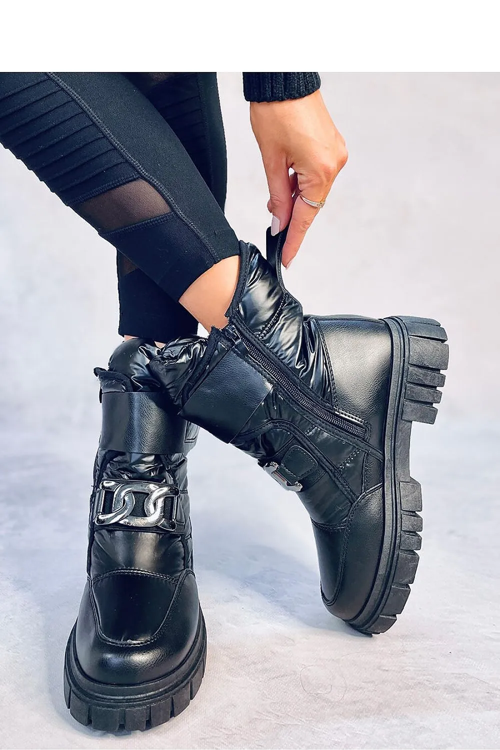 Snow boots