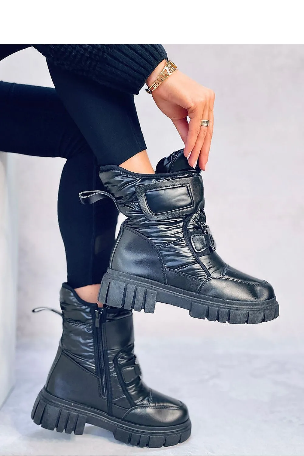 Snow boots