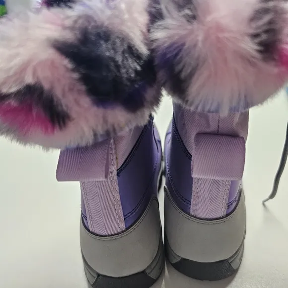 UGG Butte II girls Boots size 4