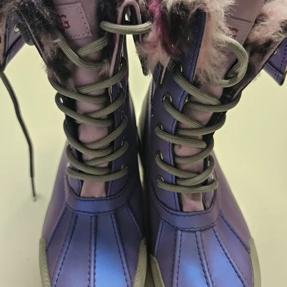 UGG Butte II girls Boots size 4
